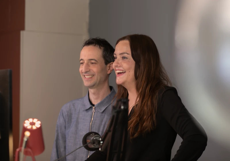 Bild på Maria och David på kontoret